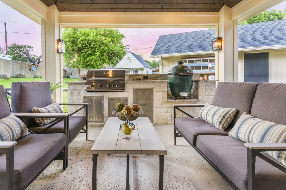 Outdoor kitchen and living area Grand Prairie