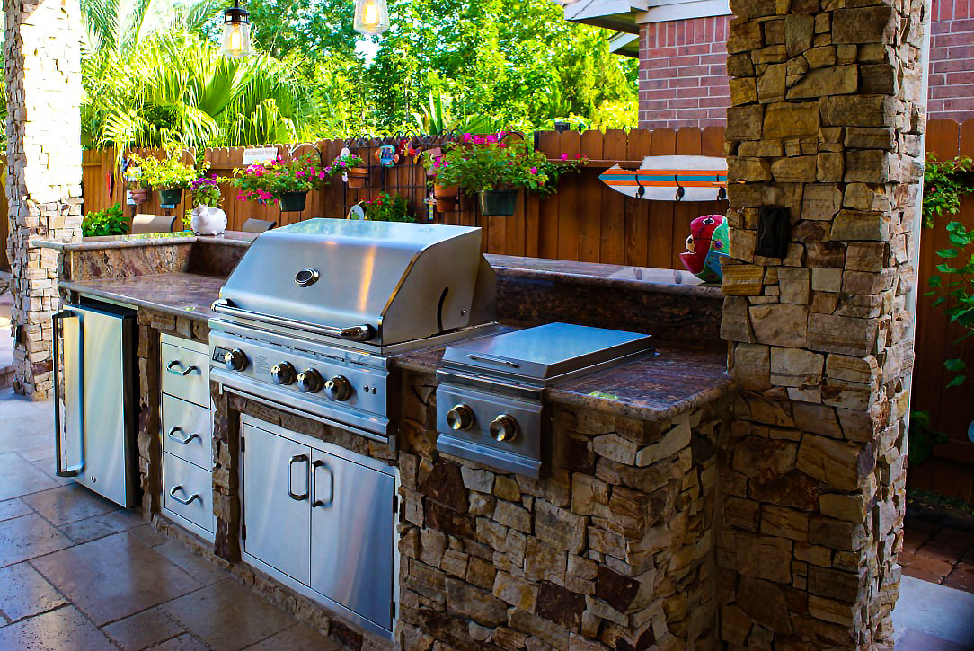 Clear Lake Outdoor Living Room and Kitchen - TCP Custom Outdoor Living