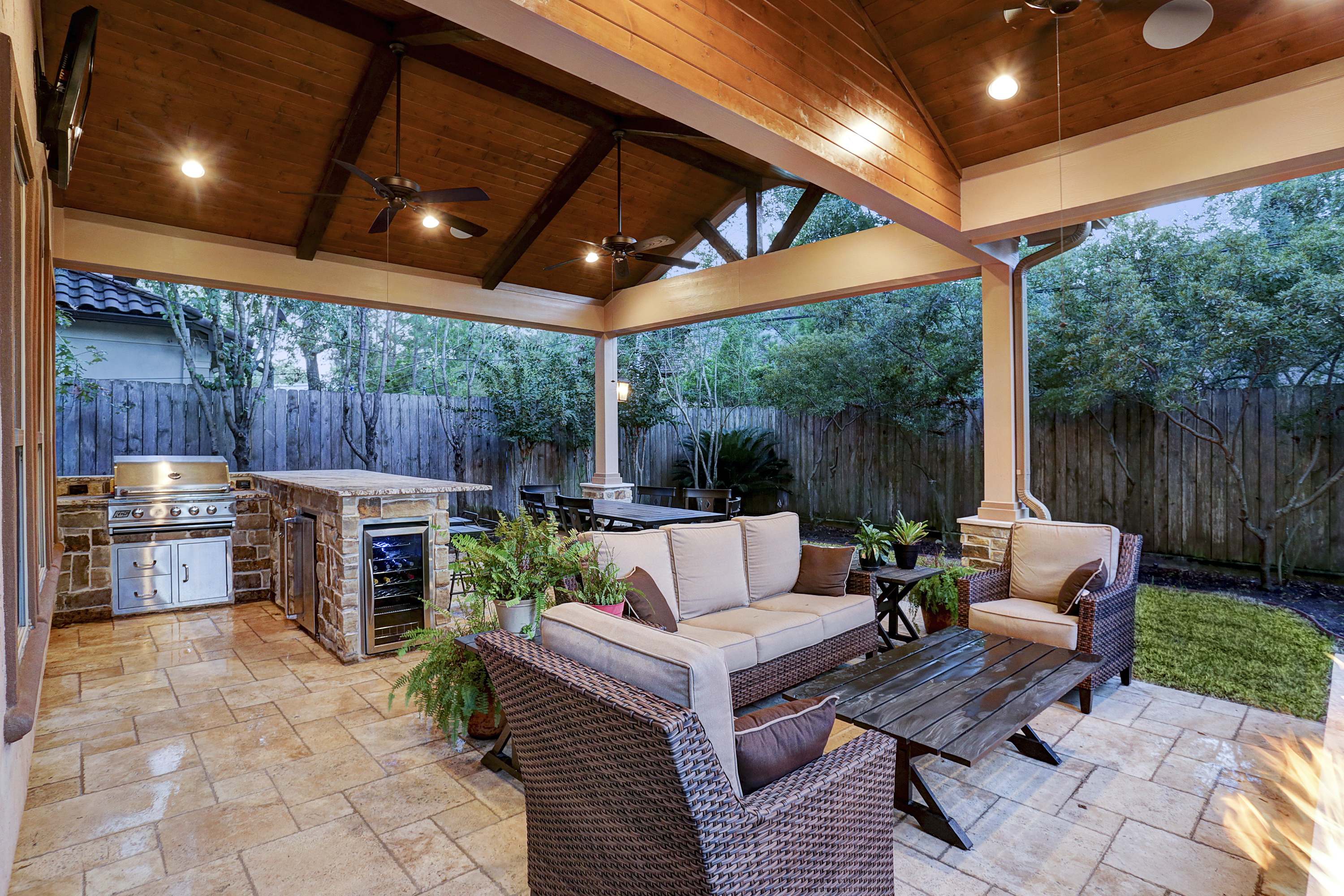 Vaulted Ceiling and Exposed Beams - Texas Custom Patios