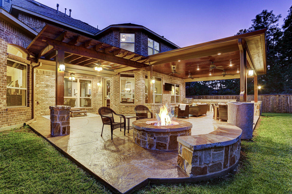 Outdoor living room and pergola wtih fire pit