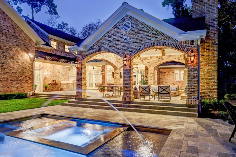 Outdoor Livingroom in Hunters Creek Village